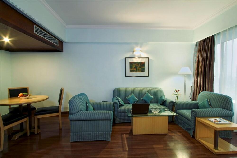 The Piccadily Hotel Лакнау Екстериор снимка