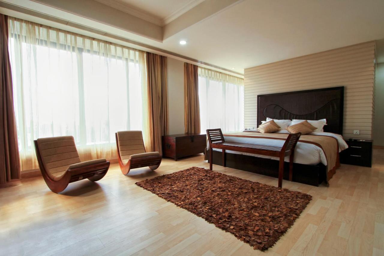 The Piccadily Hotel Лакнау Екстериор снимка