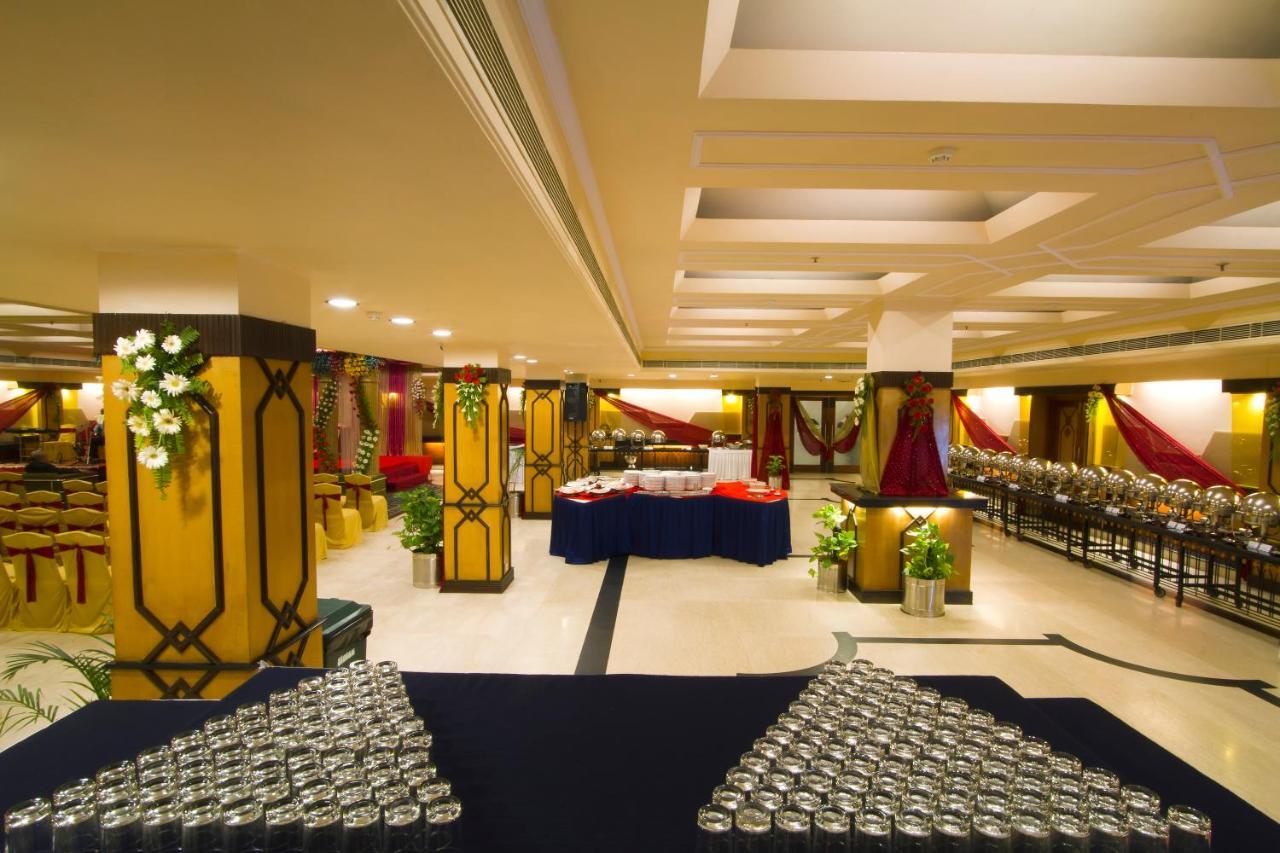 The Piccadily Hotel Лакнау Екстериор снимка