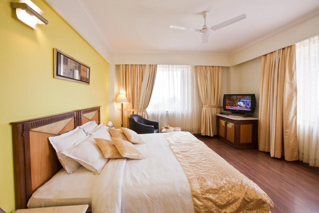 The Piccadily Hotel Лакнау Екстериор снимка