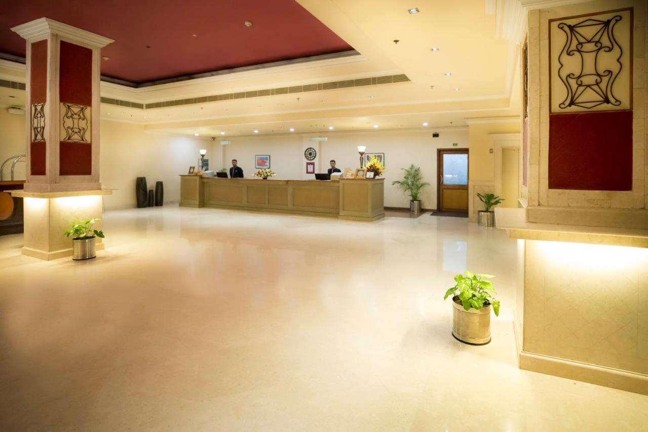 The Piccadily Hotel Лакнау Екстериор снимка