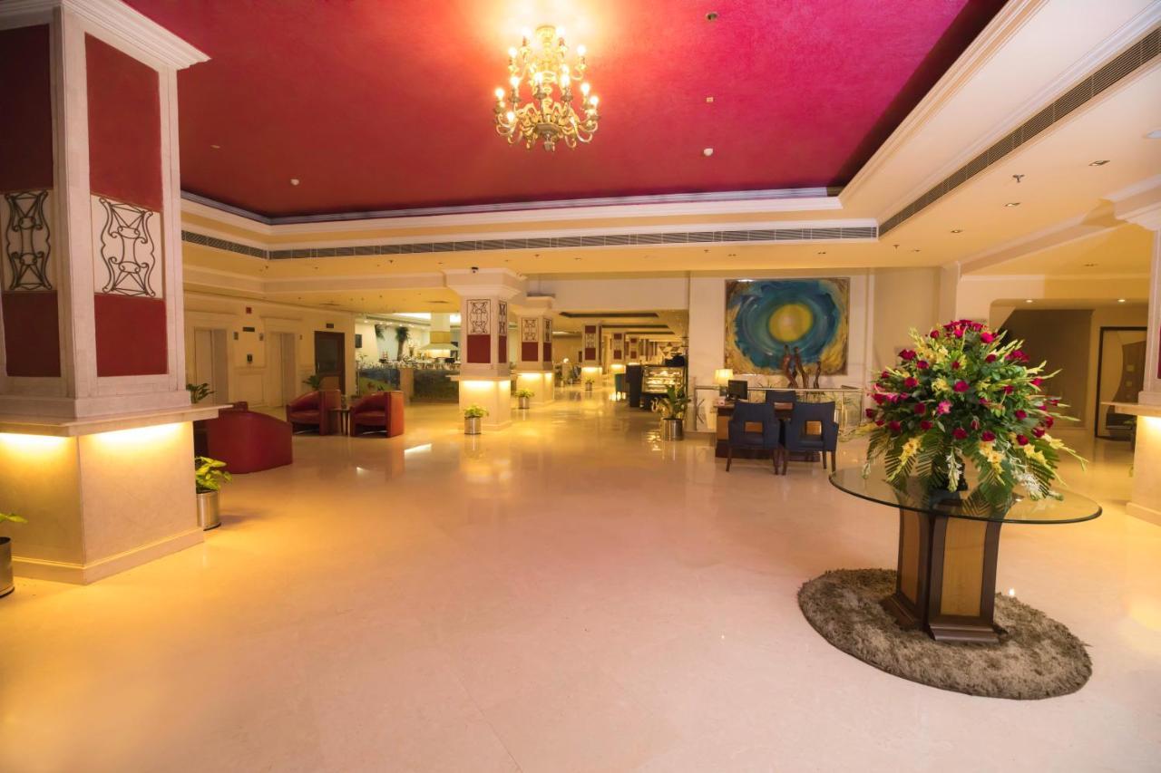The Piccadily Hotel Лакнау Екстериор снимка
