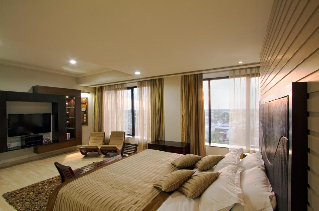 The Piccadily Hotel Лакнау Екстериор снимка