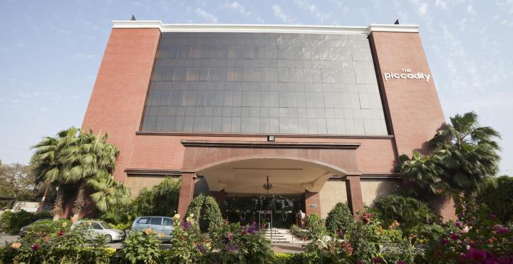 The Piccadily Hotel Лакнау Екстериор снимка