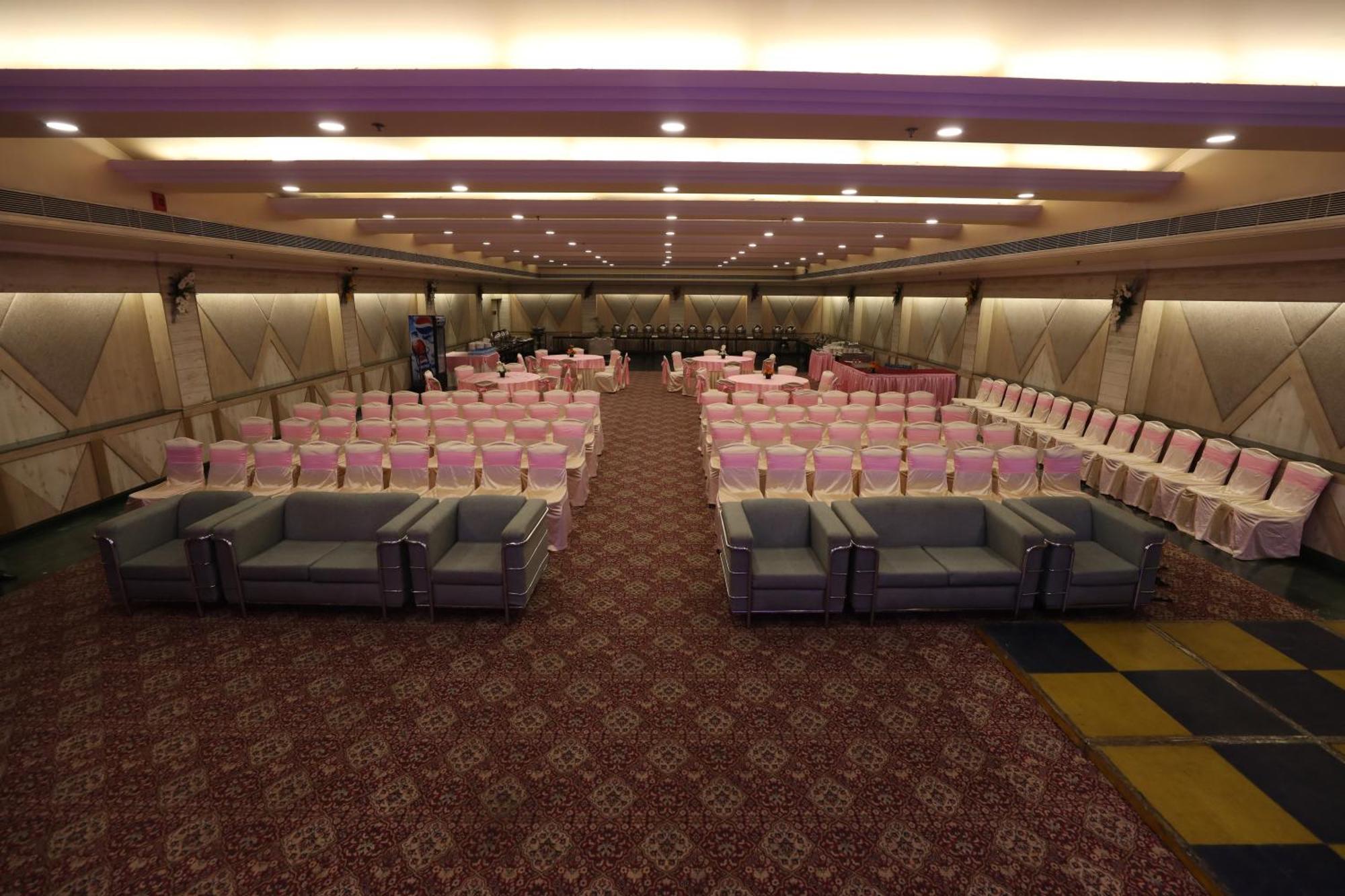 The Piccadily Hotel Лакнау Екстериор снимка