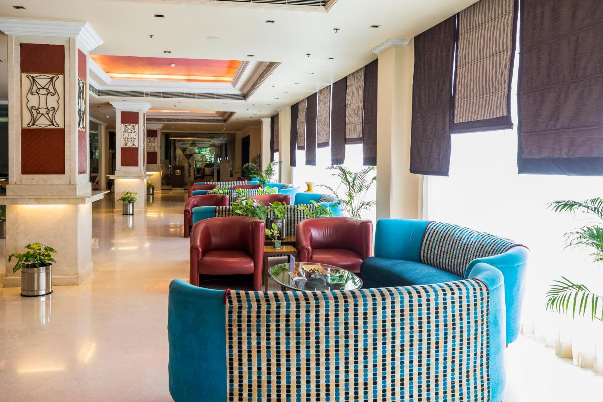 The Piccadily Hotel Лакнау Екстериор снимка