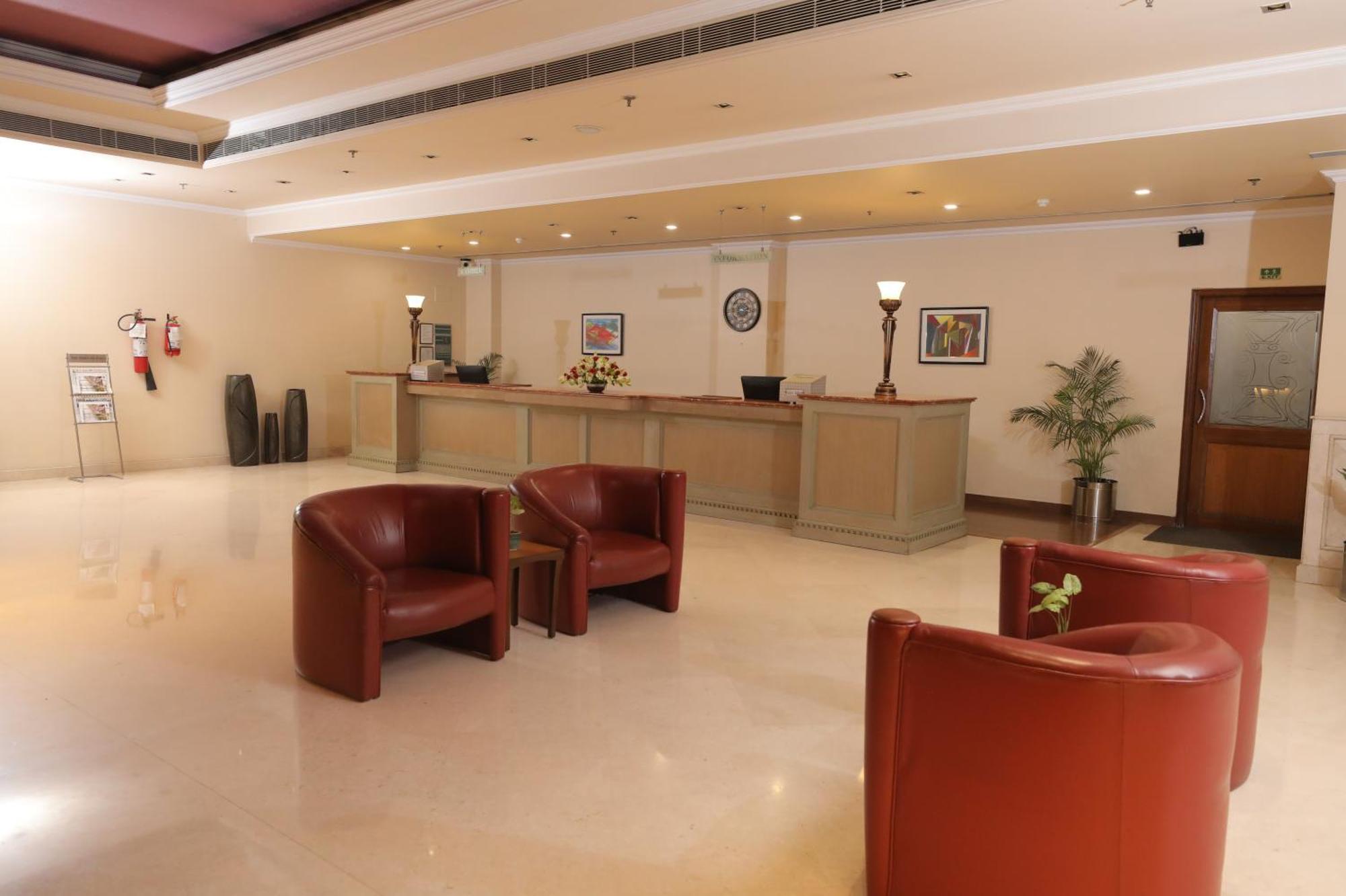 The Piccadily Hotel Лакнау Екстериор снимка