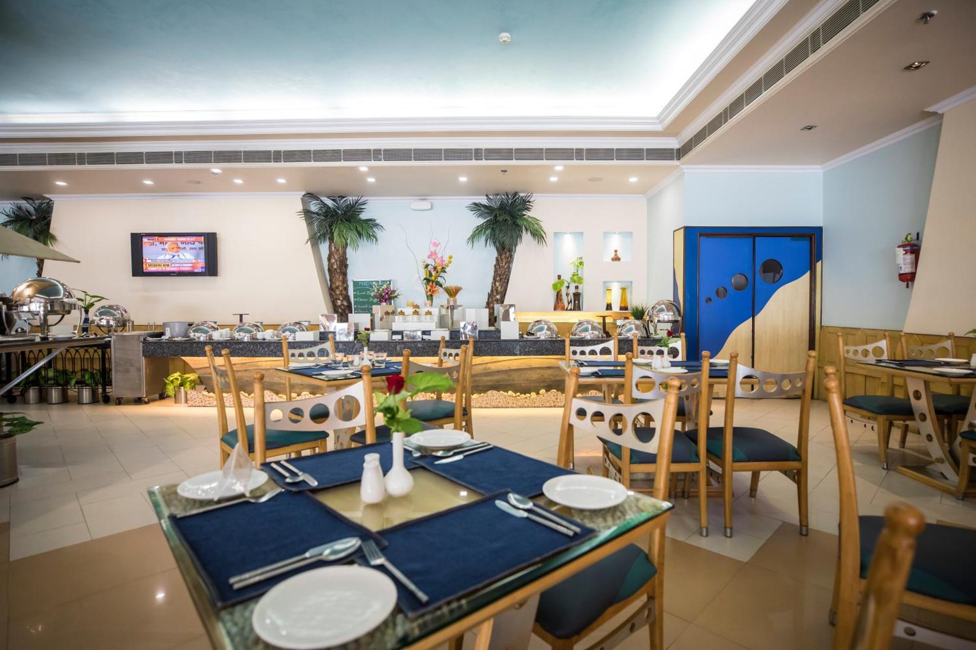 The Piccadily Hotel Лакнау Екстериор снимка