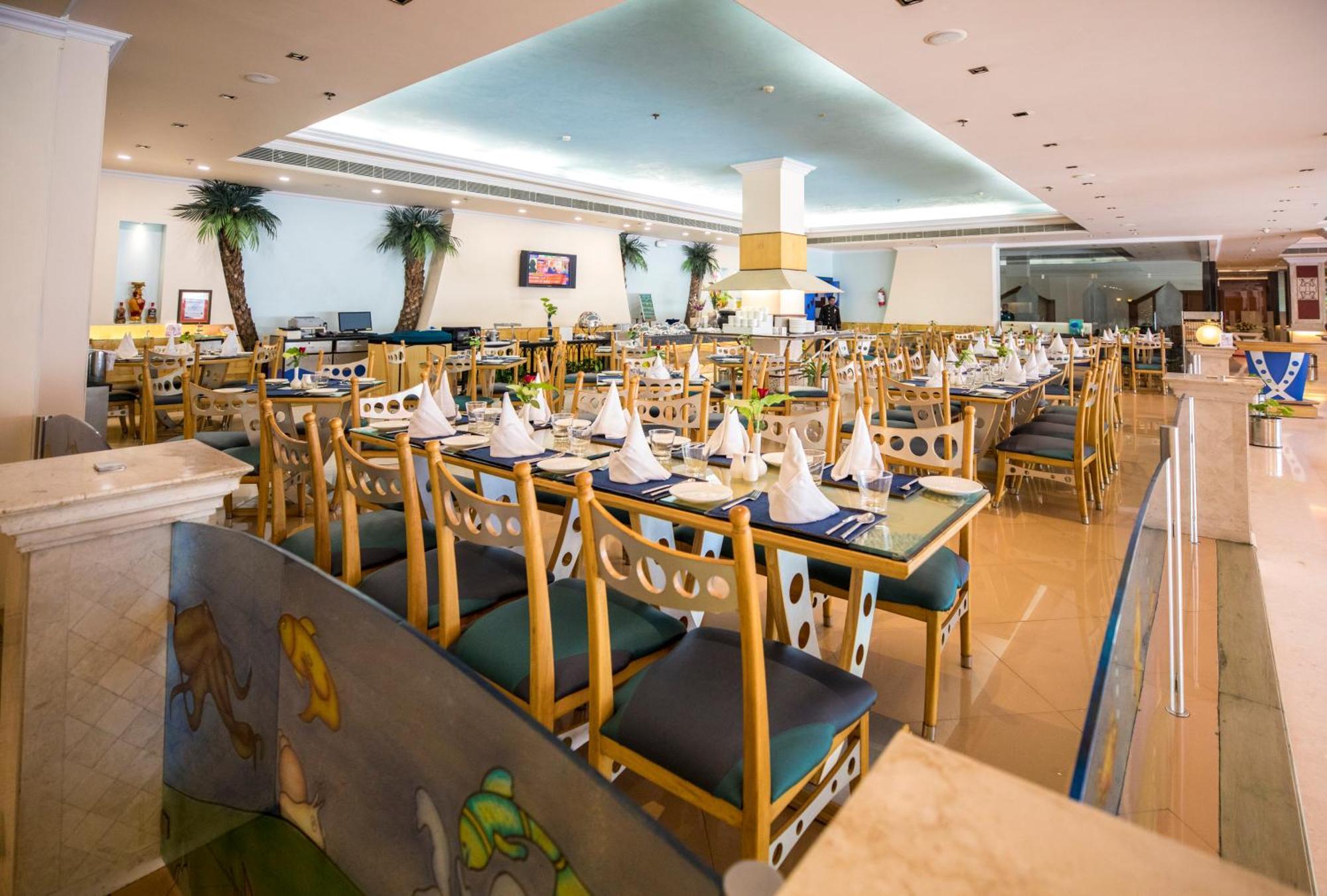 The Piccadily Hotel Лакнау Екстериор снимка