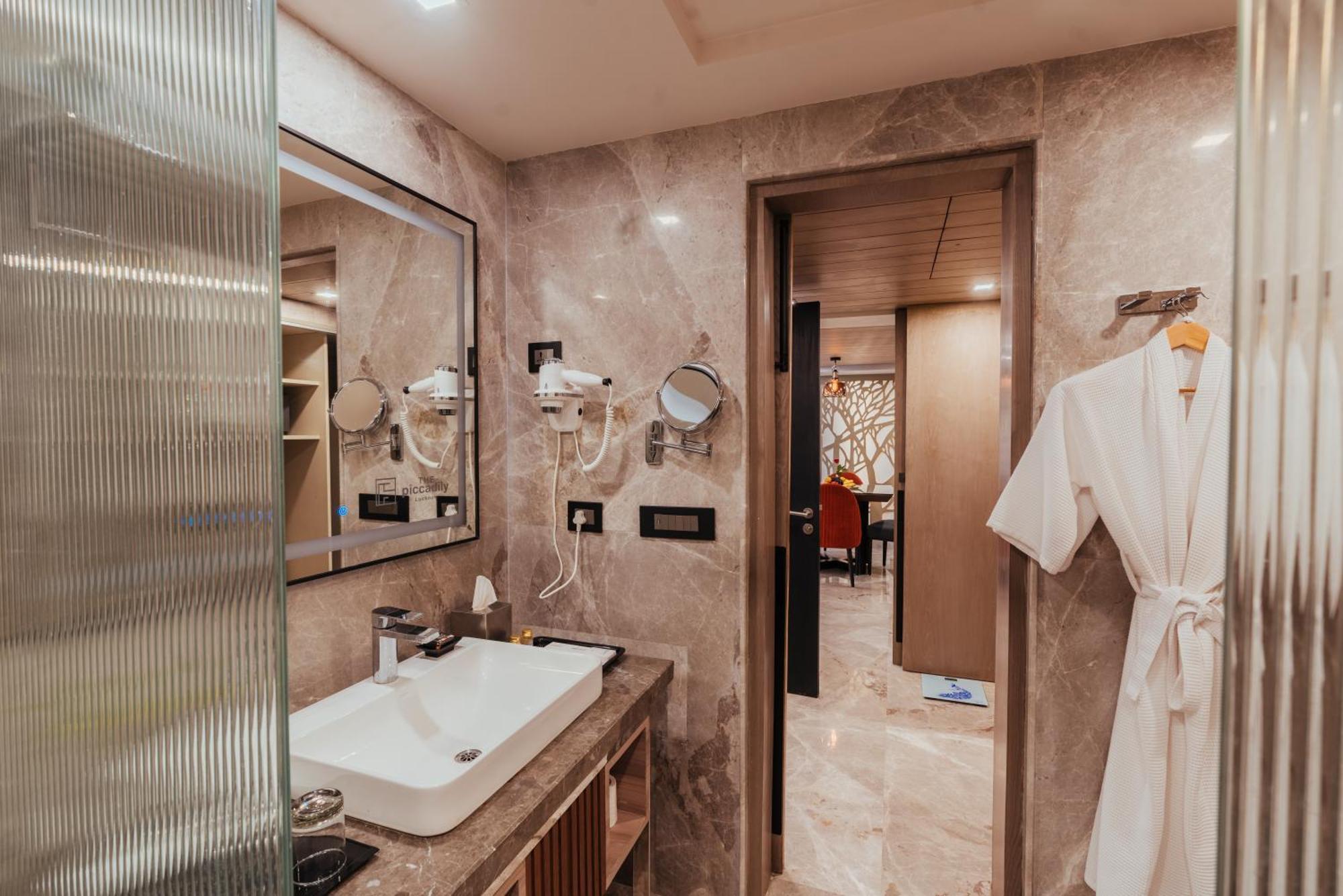 The Piccadily Hotel Лакнау Екстериор снимка