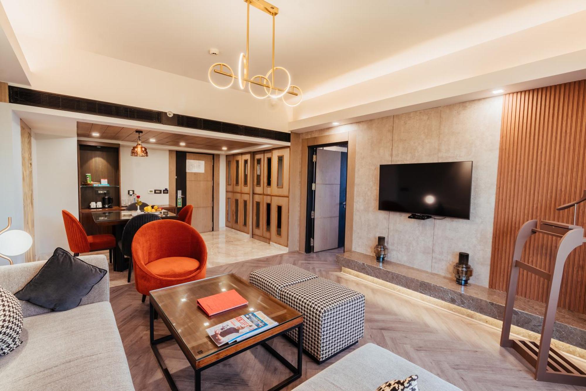The Piccadily Hotel Лакнау Екстериор снимка