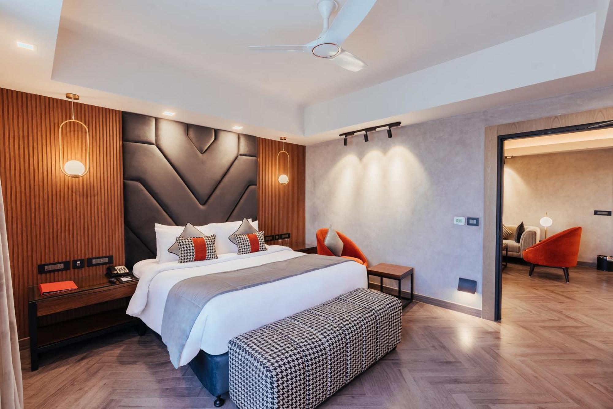 The Piccadily Hotel Лакнау Екстериор снимка