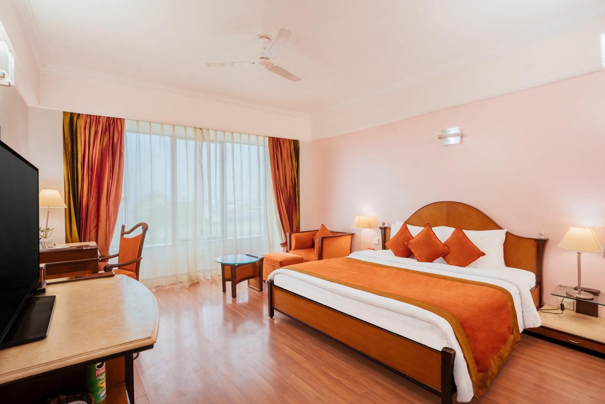 The Piccadily Hotel Лакнау Екстериор снимка