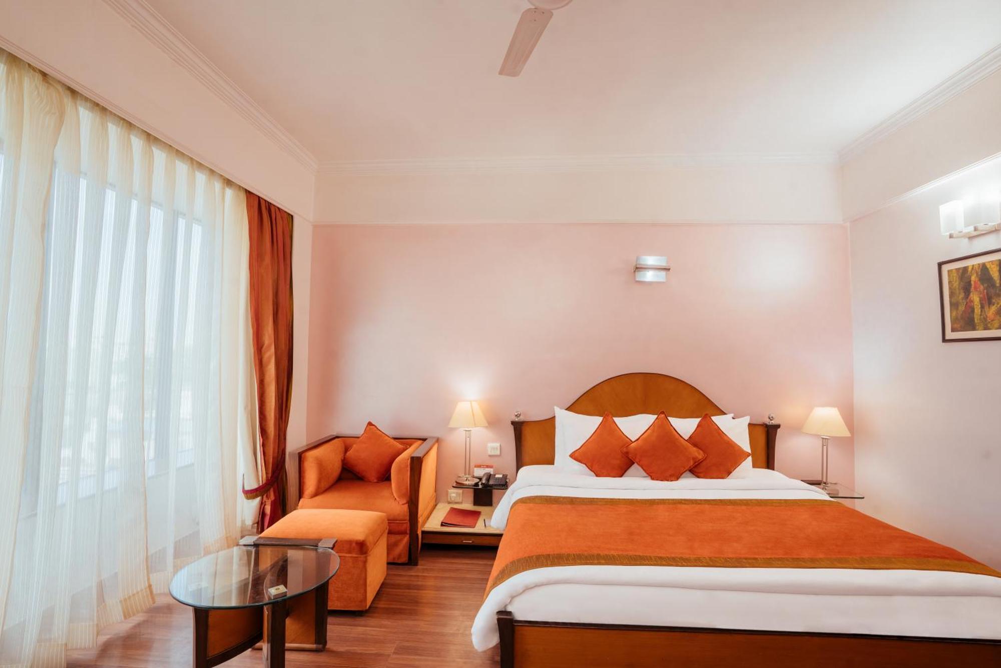 The Piccadily Hotel Лакнау Екстериор снимка