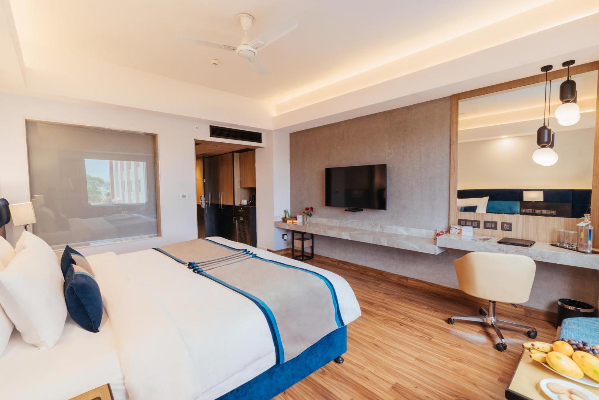 The Piccadily Hotel Лакнау Екстериор снимка