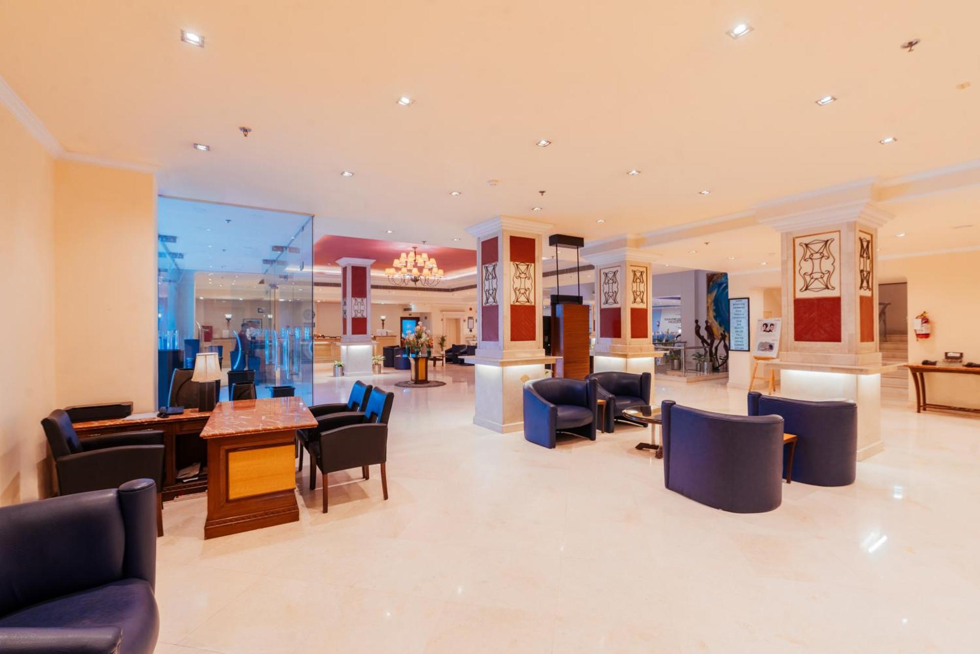 The Piccadily Hotel Лакнау Екстериор снимка